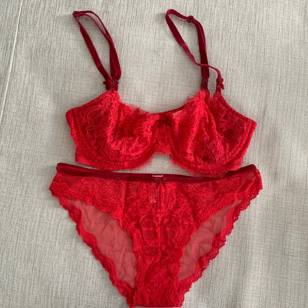 Victoria’s Secret red Dream Angels push-up bra w/o padding. 34C. Small cheekini